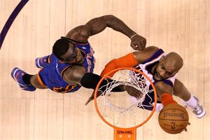 Carter hace historia; Phoenix derrota 129-121 a Knicks