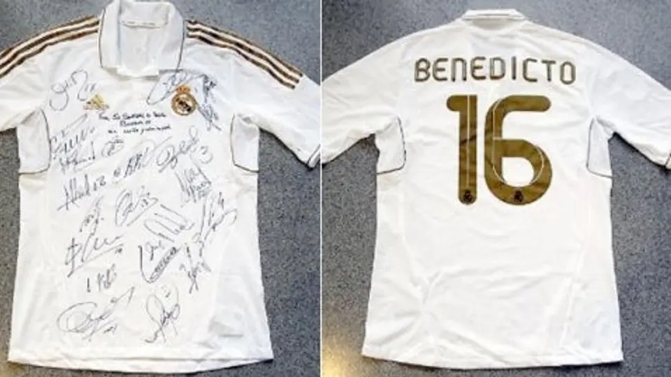 Real Madrid le regala al Papa una camiseta firmada por todo el equipo