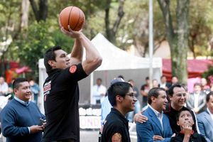 Nájera es demandado por un banco debido a deuda