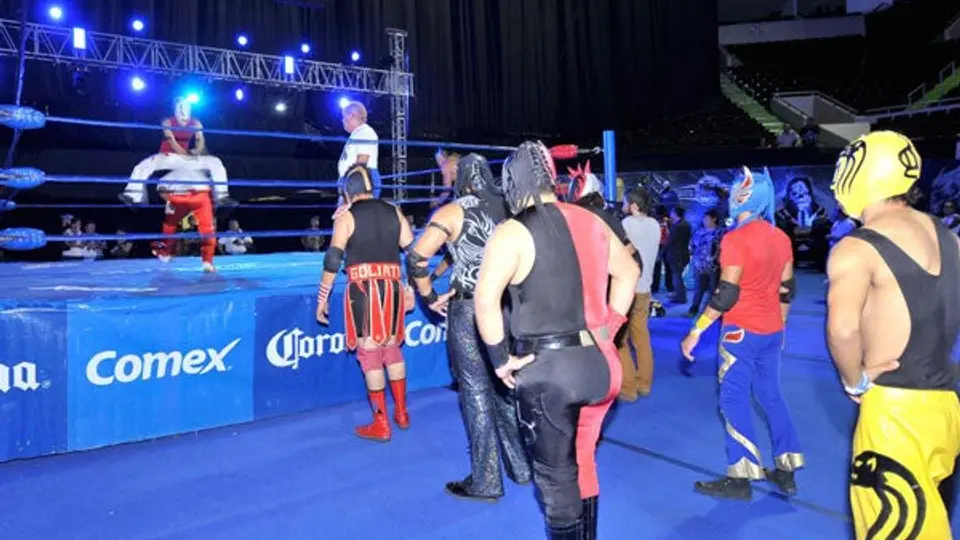 Se juntan el box y la lucha libre en Monterrey