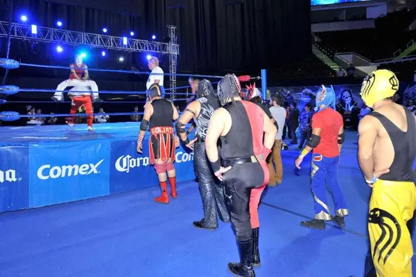 Se juntan el box y la lucha libre en Monterrey