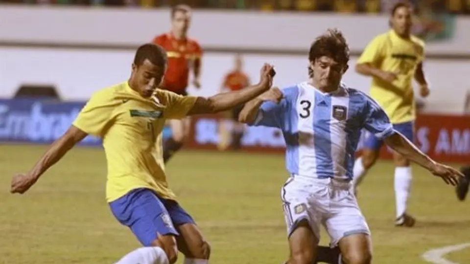 Con goles de Lucas y Neymar, Brasil venció 2-0 a Argentina