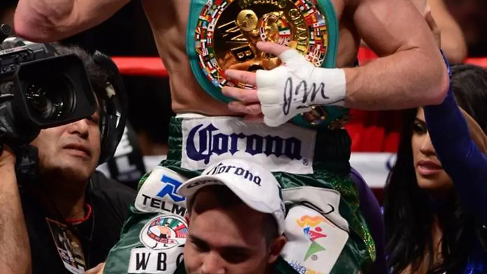 Canelo derrota por KO técnico a Rhodes y conserva título