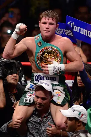 Canelo derrota por KO técnico a Rhodes y conserva título