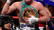 Canelo derrota por KO técnico a Rhodes y conserva título