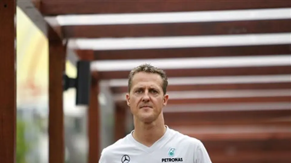 En Mercedes esperan retener a Schumacher hasta 2013