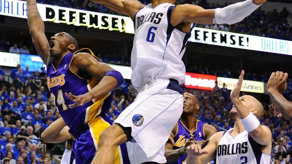 Lakers cerca del abismo tras caer con Mavericks
