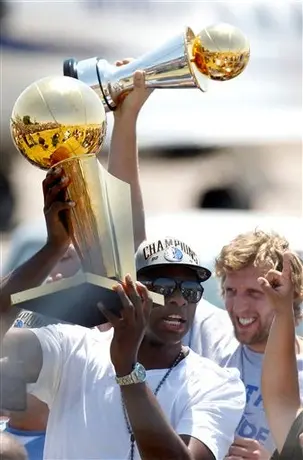 Mavs vuelven a Dallas a festejar título ganado en equipo