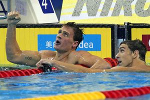 Lochte vence a Phelps otra vez e implanta nuevo récord del mundo