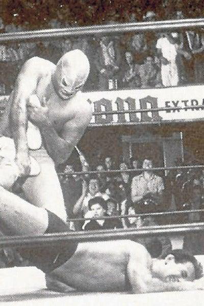 En pelea inaugural, El Santo perdió en dos caídas ante Tarzán López | ESPECIAL