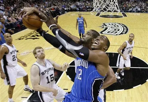 Ginóbili y Parker recuperan liderato para Spurs al vencer al Magic