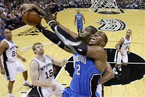 Ginóbili y Parker recuperan liderato para Spurs al vencer al Magic