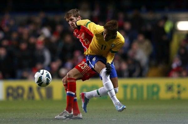Neymar peleando el balón en medio campo | EFE