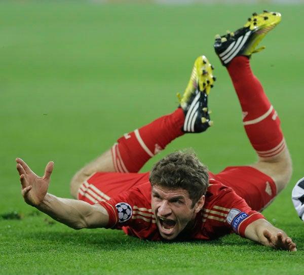 Thomas Müller en una visita inesperada al suelo | AP