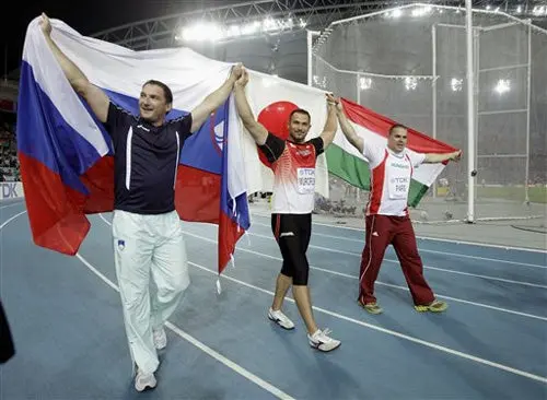 Japonés Murofushi gana el oro en martillo