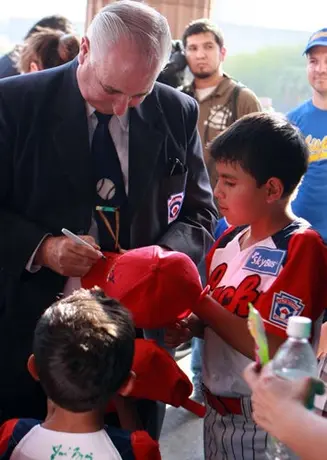 Ligas Pequeñas se toman la foto oficial con el Gobernador de Nuevo Léon