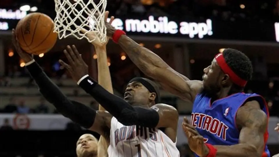 Silas gana en debut; Bobcats vence 105-100 a Detroit