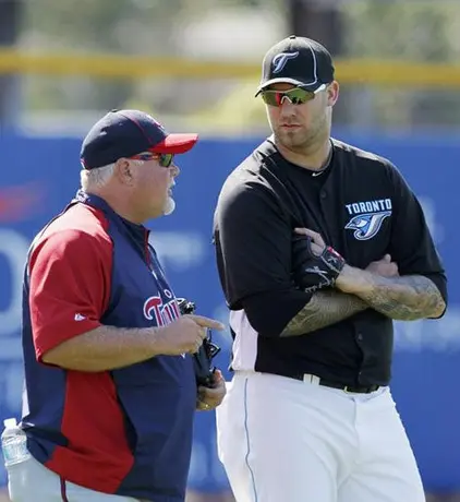 Azulejos renuevan a Edwin Encarnación para el 2012