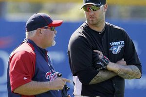 Azulejos renuevan a Edwin Encarnación para el 2012