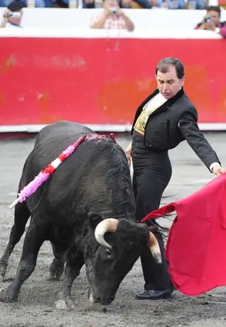 Eloy Cavazos se presenta hoy por ayudar