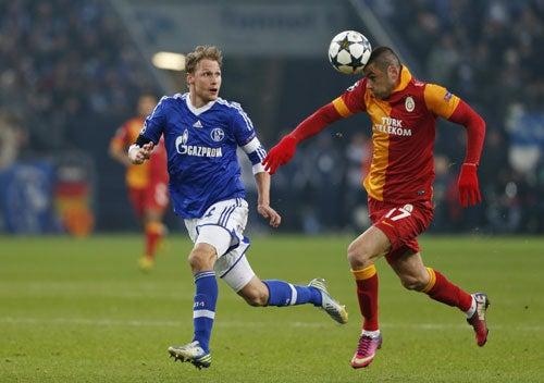 Yilmaz busca llevarse el balón, ante la marca | AP