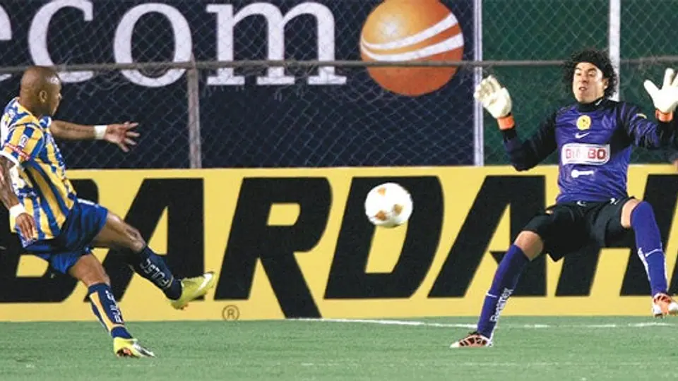 Memo Ochoa paró todos los disparos del San Luis