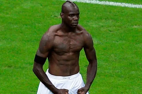 Balotelli se inmortaliza y manda hacer su propia estatua