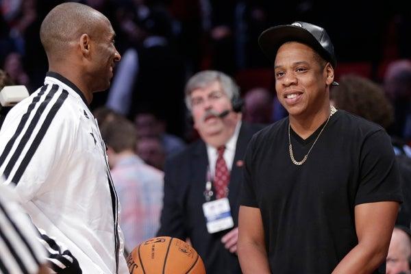 Kobe Bryant saludando a Jay-Z | AP