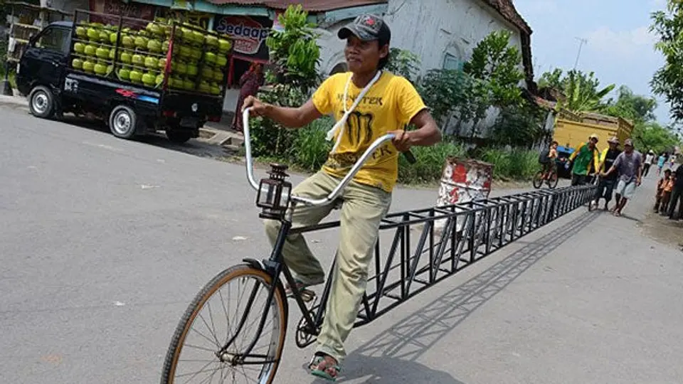 Construyen bicicleta de 13 metros en Indonesia