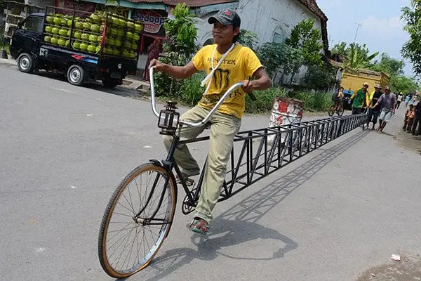Construyen bicicleta de 13 metros en Indonesia