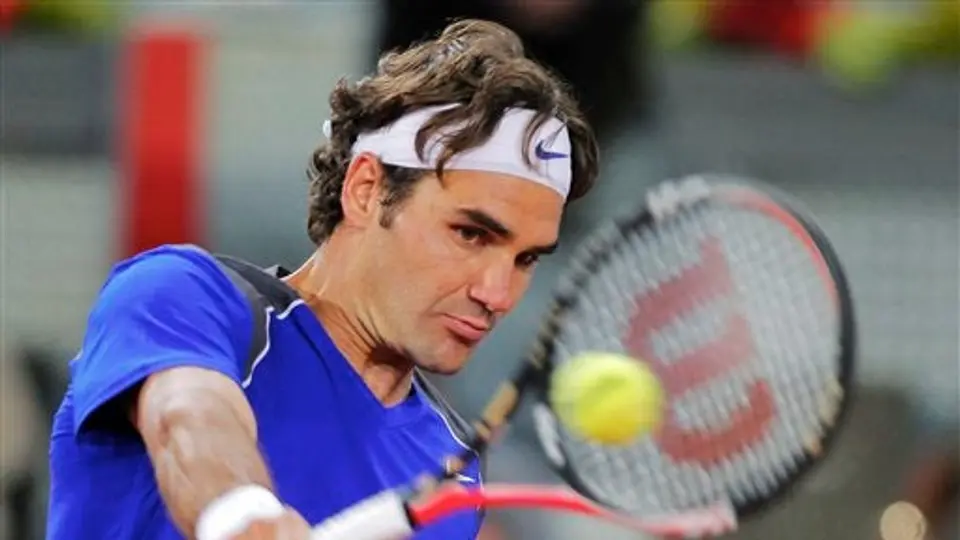 Con dificultades, pero Federer avanza en Madrid