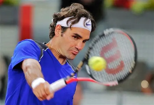 Con dificultades, pero Federer avanza en Madrid