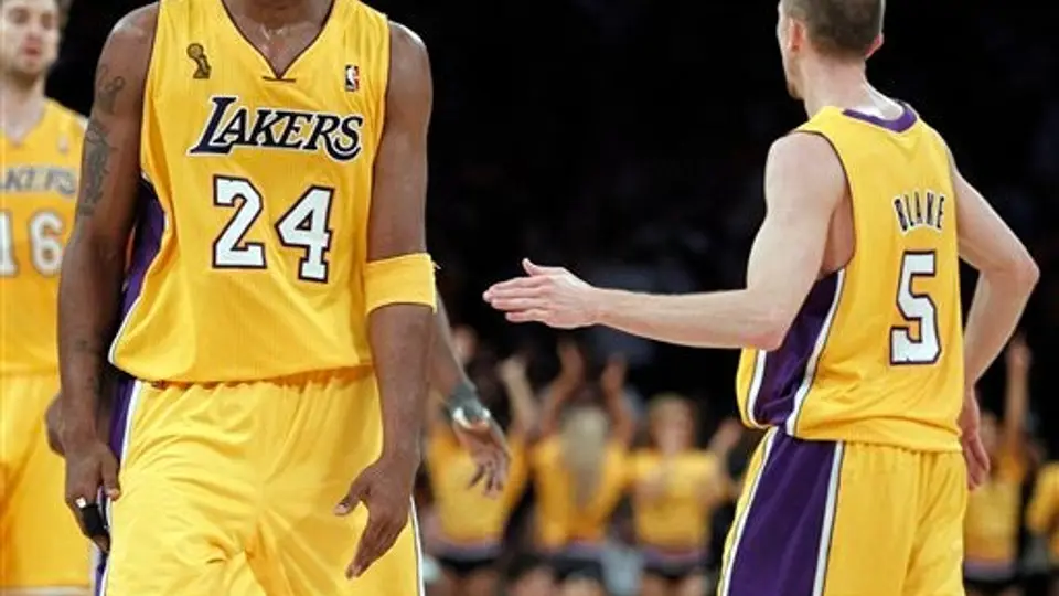 Lakers inician la campaña con victoria ante Rockets; reciben anillos de Campeones