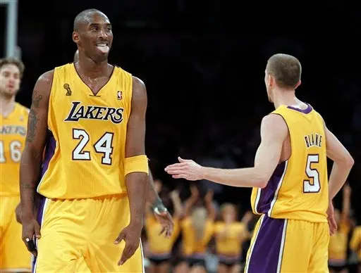 Lakers inician la campaña con victoria ante Rockets; reciben anillos de Campeones