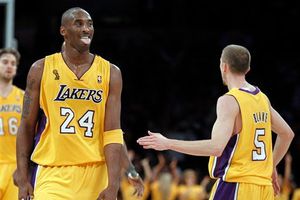 Lakers inician la campaña con victoria ante Rockets; reciben anillos de Campeones