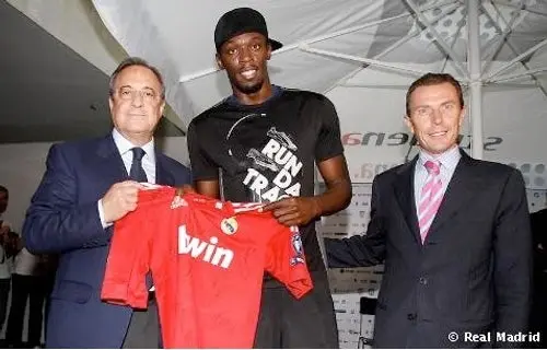 Usain Bolt estrenó la camiseta roja del Real Madrid