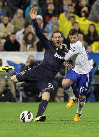 Higuaín pelea con la defensa del Zaragoza el esférico  | EFE