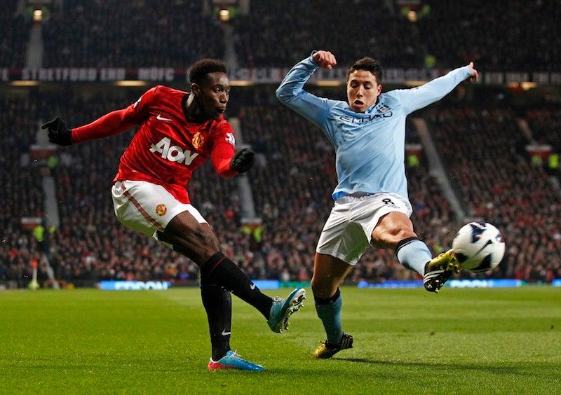 Danny Wellbeck trata de meter un centro al área | AP