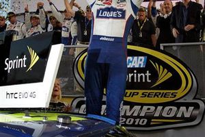 Jimmie Johnson gana quinta corona en la Nascar