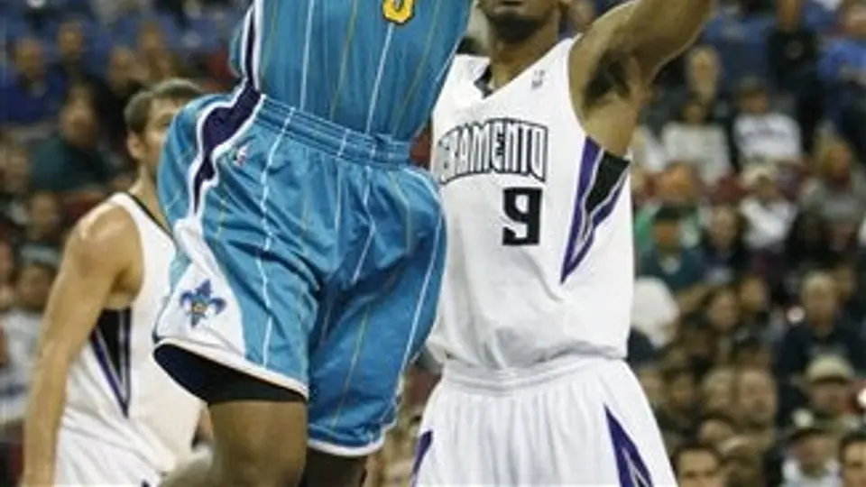 Paul guía victoria de Hornets 75-71 sobre Kings para recuperar la cima del Oeste