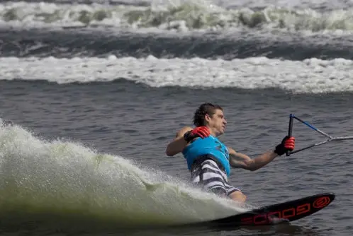 Carlos Lamadrid gana medalla de bronce en esquí acuático