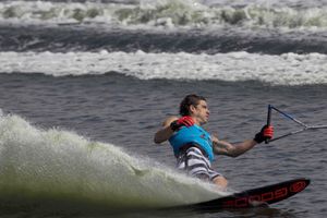 Carlos Lamadrid gana medalla de bronce en esquí acuático