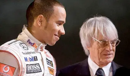 Ecclestone defiende el manejo agresivo de Hamilton