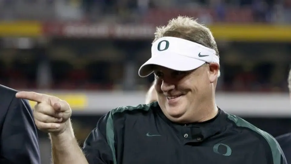 Filadelfia contrata al entrenador Chip Kelly