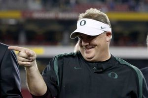 Filadelfia contrata al entrenador Chip Kelly