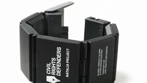 Crean pulsera 'antisecuestro' que emite alerta en Twitter y Facebook