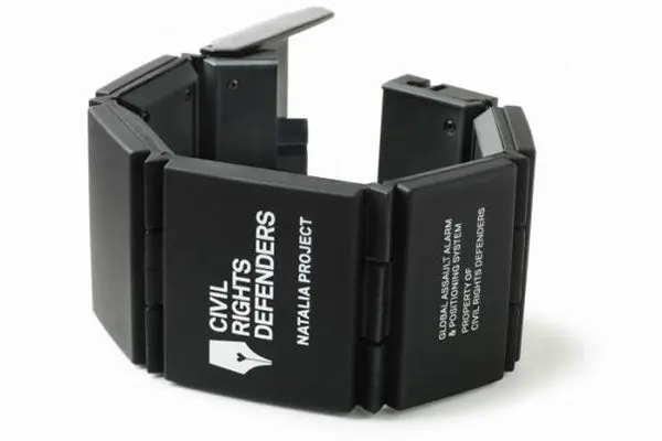 Crean pulsera 'antisecuestro' que emite alerta en Twitter y Facebook