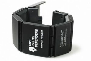 Crean pulsera 'antisecuestro' que emite alerta en Twitter y Facebook