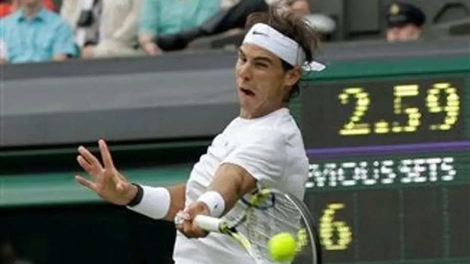 Nadal despacha a Russell e inicia con fuerza en Wimbledon