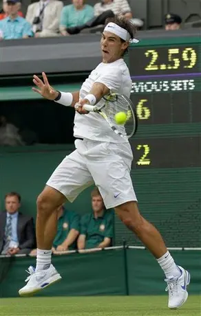 Nadal despacha a Russell e inicia con fuerza en Wimbledon